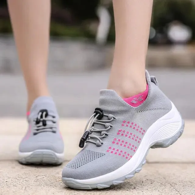 Gorgeous flat platform sneakers with breathable mesh and laces for women.
