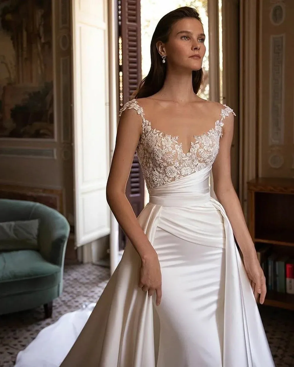 Wedding Dress OverSkirt Cap Sleeves Elegant Lace Appliques Satin Peats